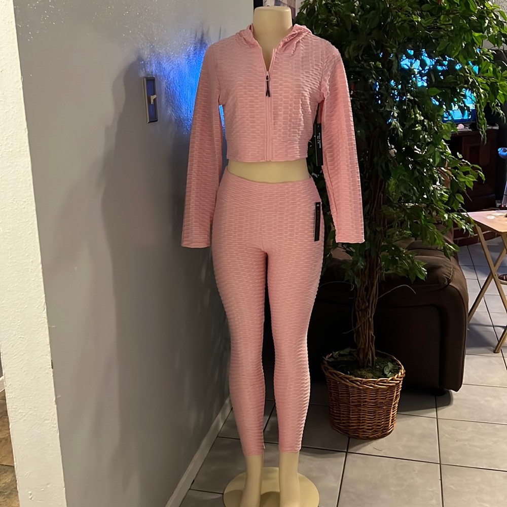 Es una leggings con una blusa ambos del mismo color rosado stretch